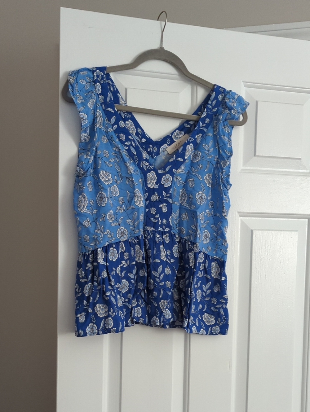 LOFT Blue Two-Tone Floral V-Neck Sleeveless Top